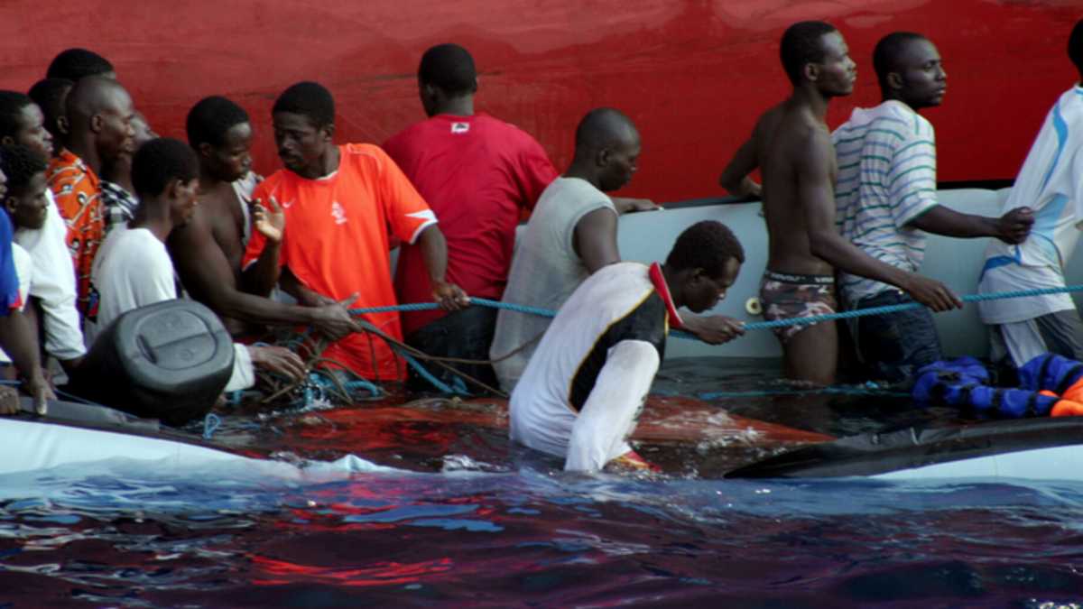 Immagine di Si ribalta un altro barcone: centinaia i migranti in mare, decine i morti