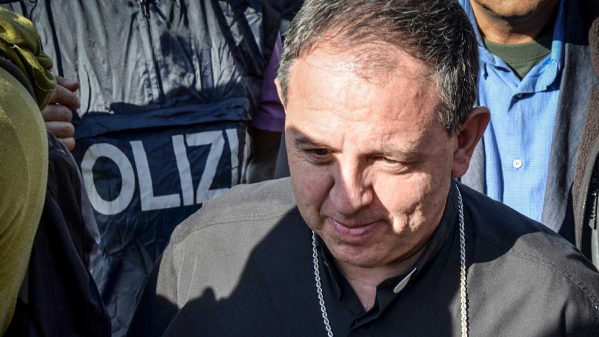 Immagine di "La legge sull'omofobia è scritta davvero male". Parla il vescovo Suetta