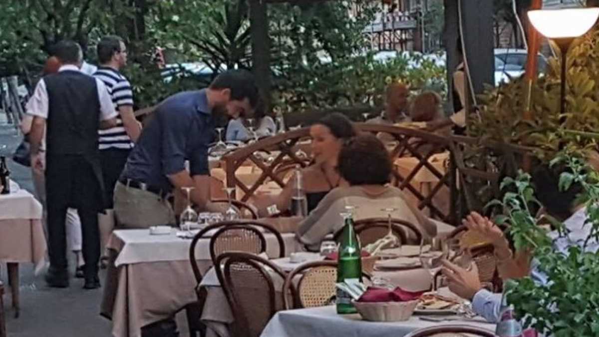 Immagine di In centro a Roma i marciapiedi sono occupati dai tavoli dei ristoranti