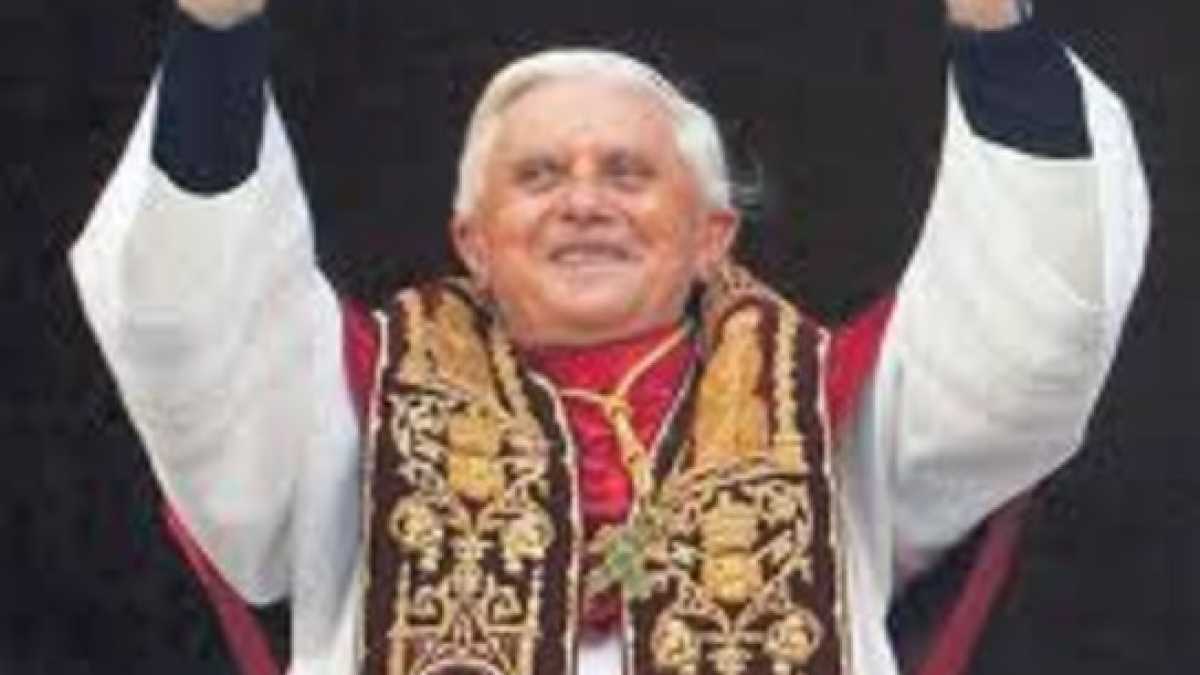 Immagine di Benedetto XVI tifa Bayern Monaco. E il Bayern lo fa socio onorario del club