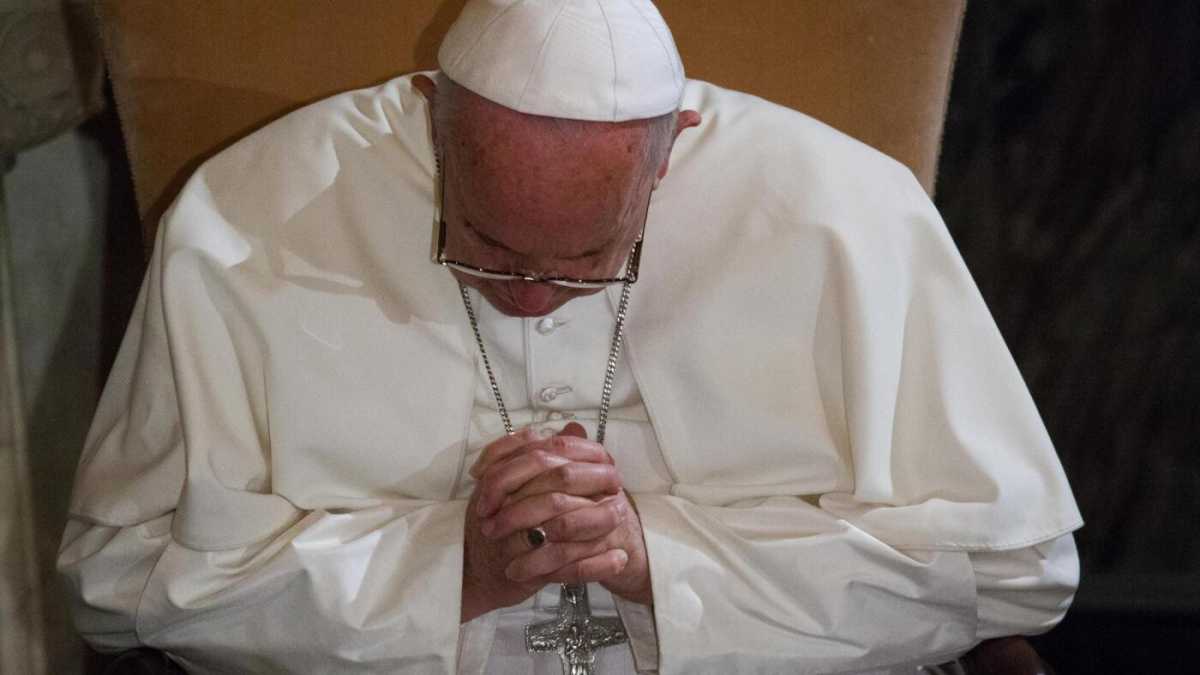 Immagine di Tra “bestemmia” e “pugno”, la via della pace del Papa si stringe