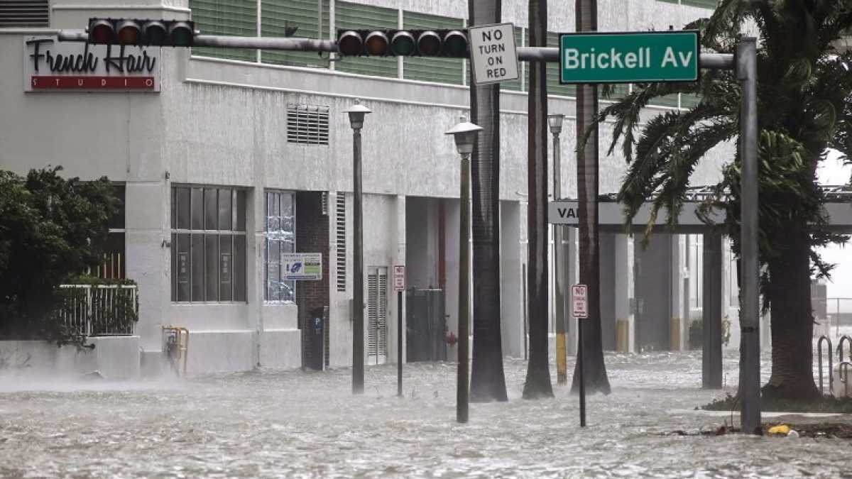 Immagine di L'uragano Irma perde potenza, ma rappresenta ancora una minaccia per Florida e Georgia