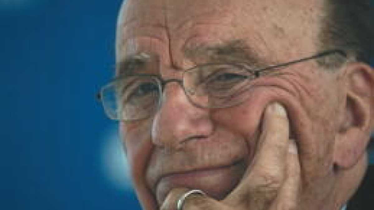 Immagine di Murdoch sulla riva del fiume