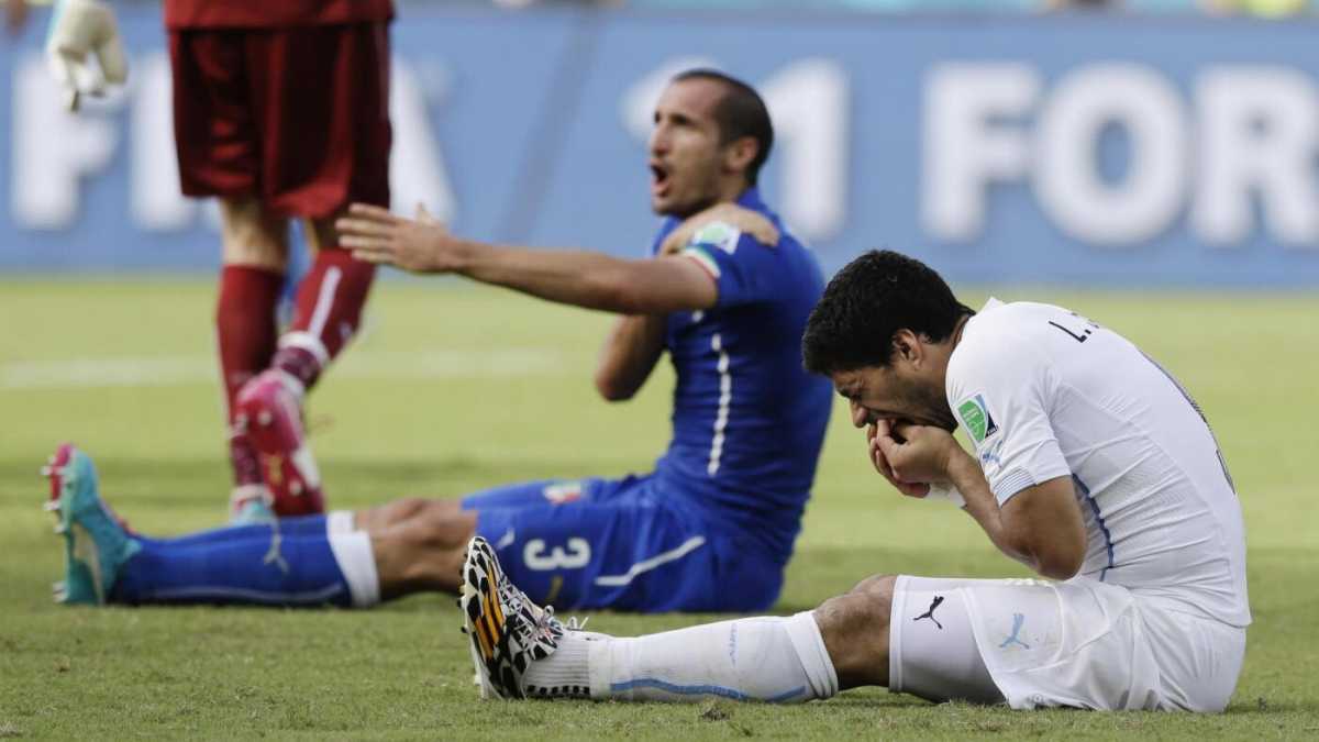 Immagine di Brasile 2014, Chielllini perdona Suarez