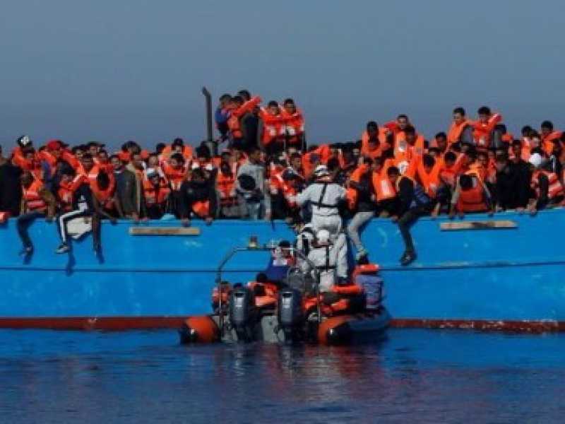 Barcone di migranti soccorso al largo delle coste di Malta (foto LaPresse)