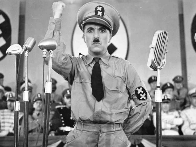 Una scena de "Il Grande dittatore" di Charlie Chaplin