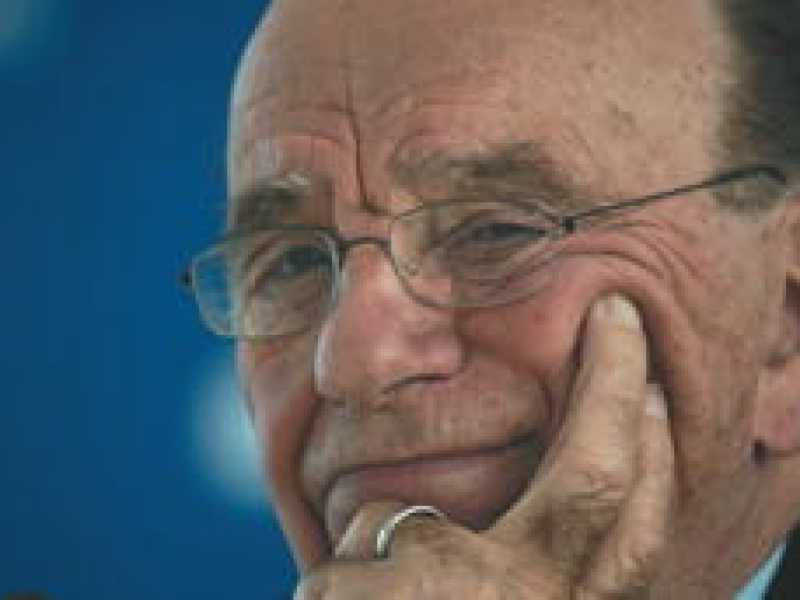 Murdoch sulla riva del fiume