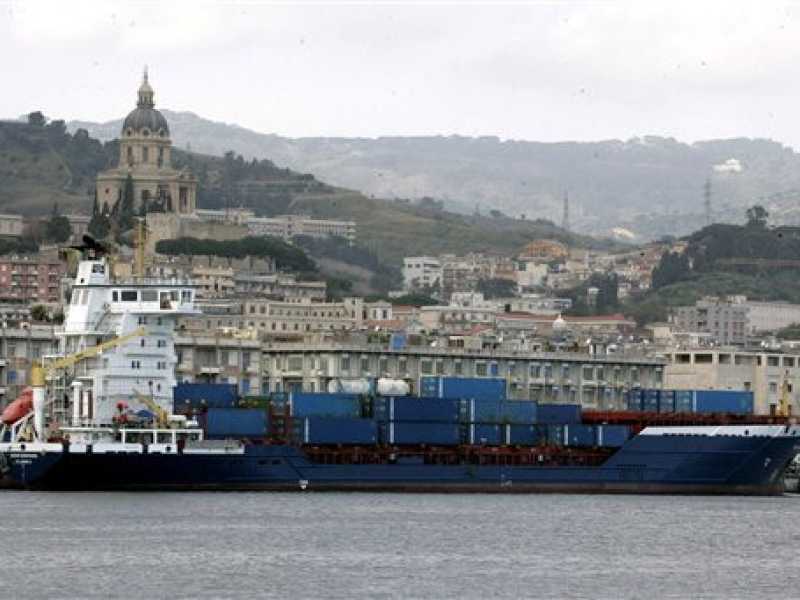 Una nave porta-container ormeggiata al porto di Messina (Foto Ap)