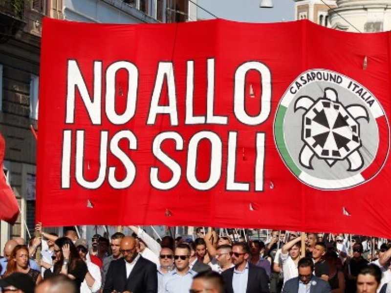 Una manifestazione di CasaPound contro la ius soli (foto LaPresse)