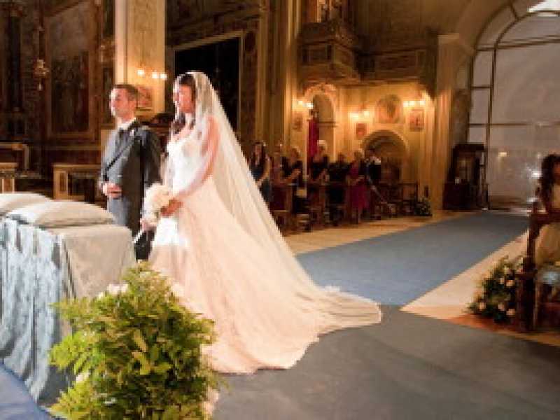 In Francia ci sono preti che si portano avanti col lavoro