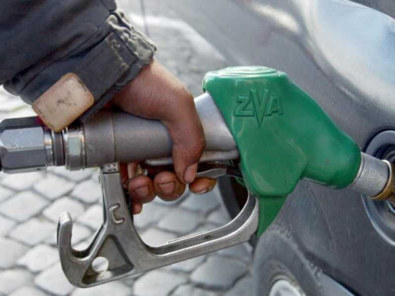 L'estate è iniziata, crescono i prezzi di benzina e gasolio