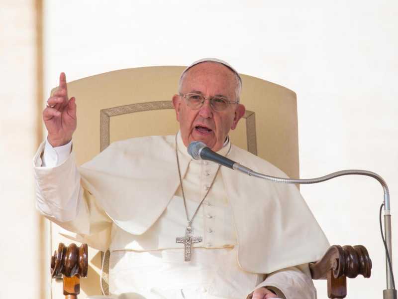 Papa Francesco nell'udienza del mercoled&igrave; in piazza San Pietro (LaPresse)