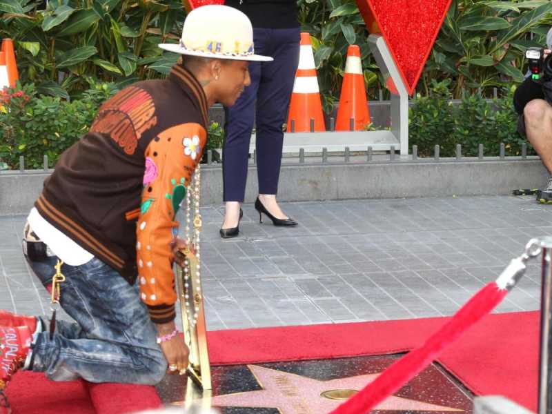 Pharrell Williams premiato con la stella di Hollywood - Foto LaPresse