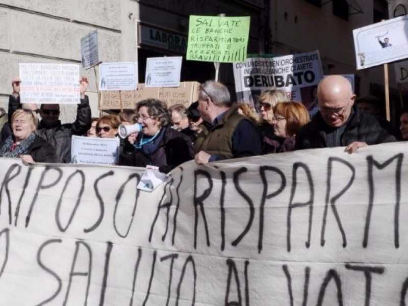 Firenze, manifestazione Risparmiatori Uniti in Piazza della Repubblica (foto LaPresse)