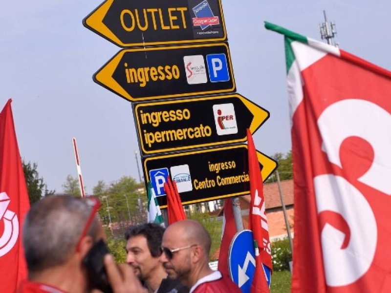 I lavoratori protestano contro l'apertura del Serravalle Designer Outlet  nel giorno di Pasqua (foto LaPresse)