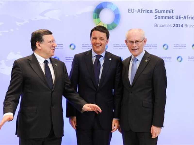 Matteo Renzi fra il presidente del Consiglio europeo Herman Van Rompuy e il presidente della Commissione Jos&egrave; Manuel Barroso (Foto Ap)