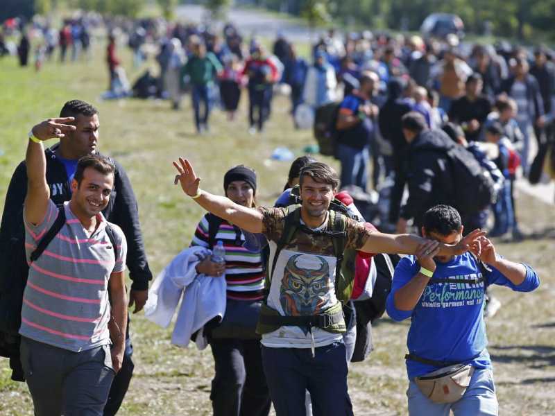 Un gruppo di migranti al confine tra Austria e Ungheria (foto LaPresse)