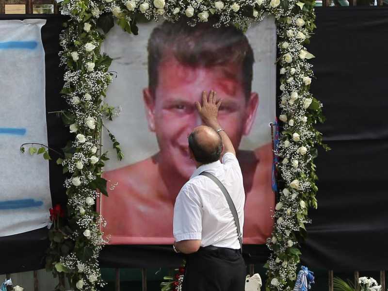 Una gigantografia di Ciro Esposito a Scampia, in occasione del funerale (Foto La Presse)