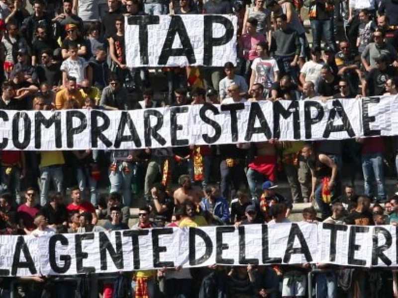 Striscione No Tap esposto dalla curva del Lecce (foto LaPresse)