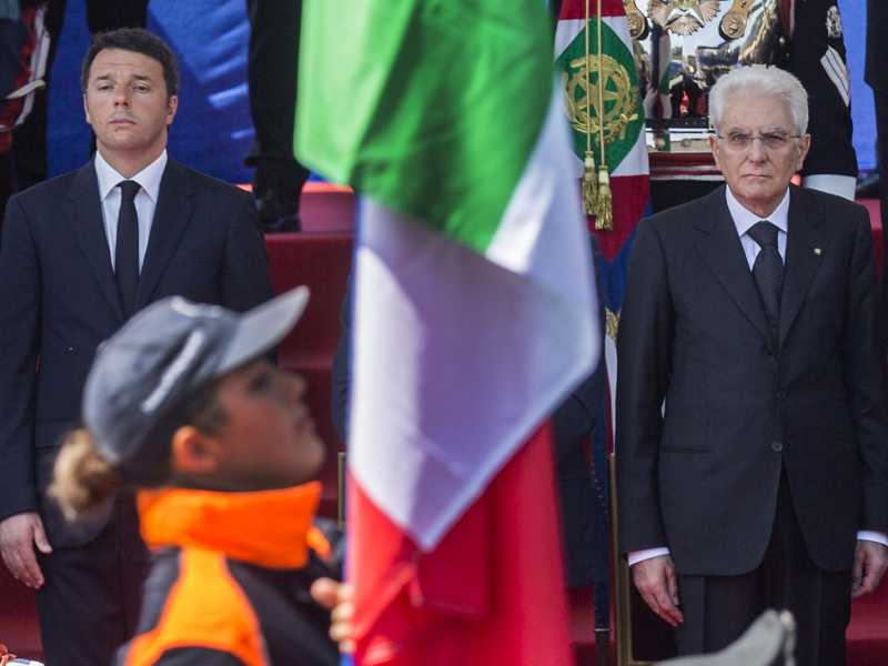 Il premier Matteo Renzi e il presidente della Repubblica, Sergio Mattarella (foto LaPresse)