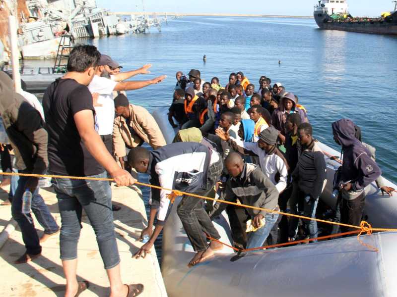 Un gruppo di migranti sulle coste libiche (foto LaPresse)