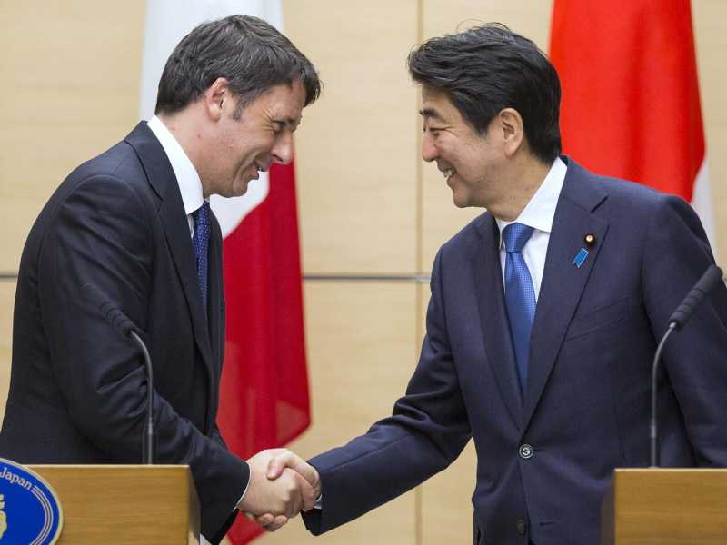 Matteo Renzi incontra il Primo Ministro giapponese Shinzo Abe a Tokyo (foto LaPresse)