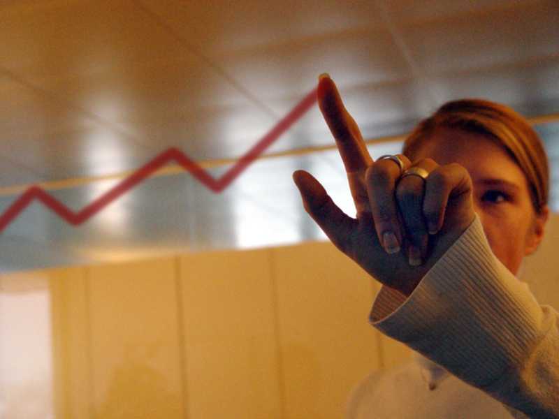 Più lavoro in Italia, la disoccupazione scende da due mesi: è all'11,9 per cento