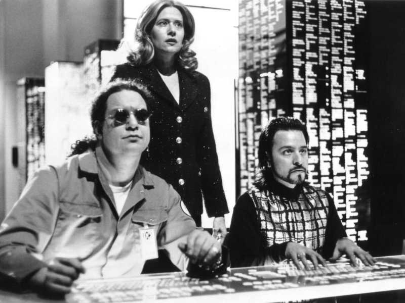 Fisher Stevens, Lorraine Bracco e Penn Jillette nel film &ldquo;Hackers&rdquo;, diretto nel 1995 da Iain Softley