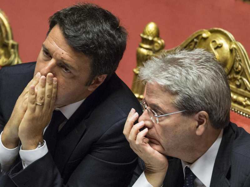 Matteo Renzi con Paolo Gentiloni (foto LaPresse)