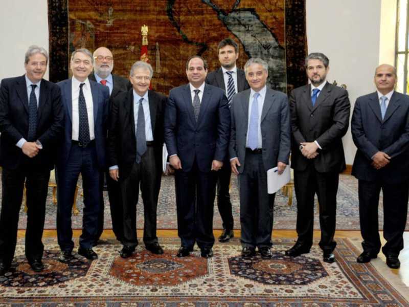 Di Battista e Cicchitto, tra gli altri, in una foto con il presidente egiziano al Sisi (Fonte Twitter)