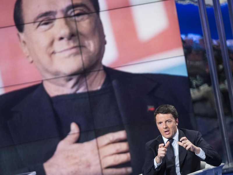 Matteo Renzi e, sullo sfondo, Silvio Berlusconi (Foto La Presse)
