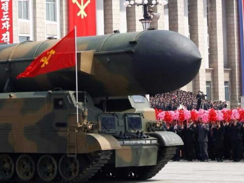 Pyongyang, una parata militare alla presenza di Kim Jong Un (foto LaPresse)