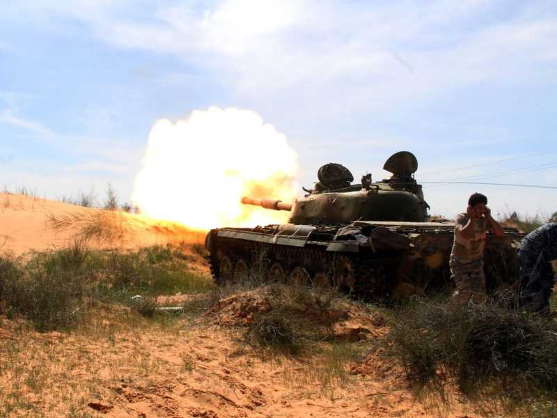 Un carro armato delle forze islamiste dell'Alba della Libia