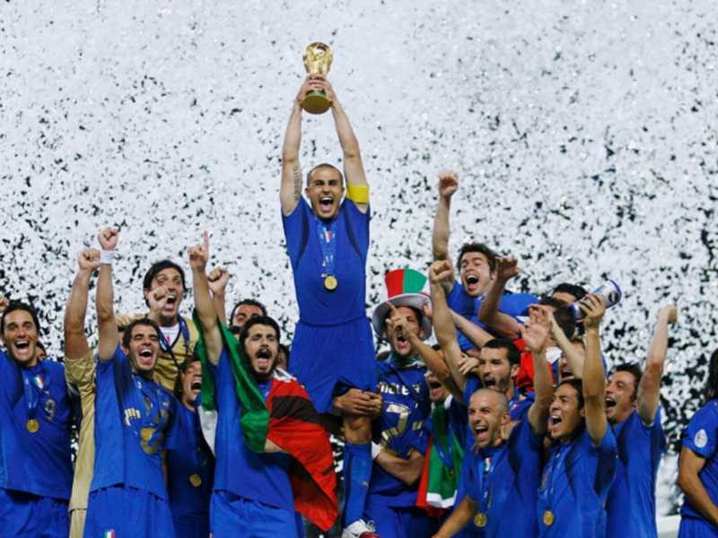 Fabio Cannavaro alza la Coppa del Mondo a Berlino.
