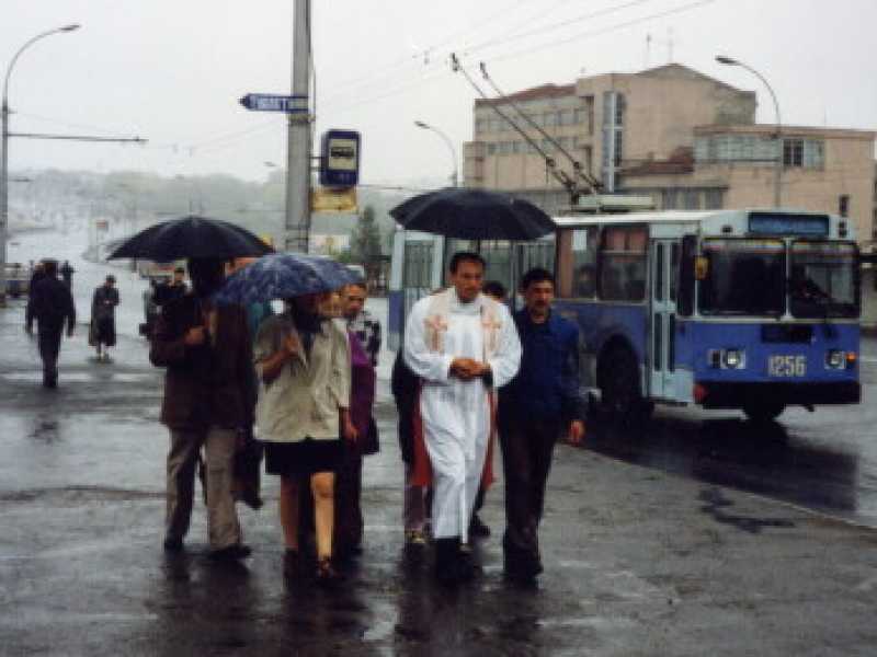 Don Ubaldo Orlandelli guida la processione del Corpus Domini