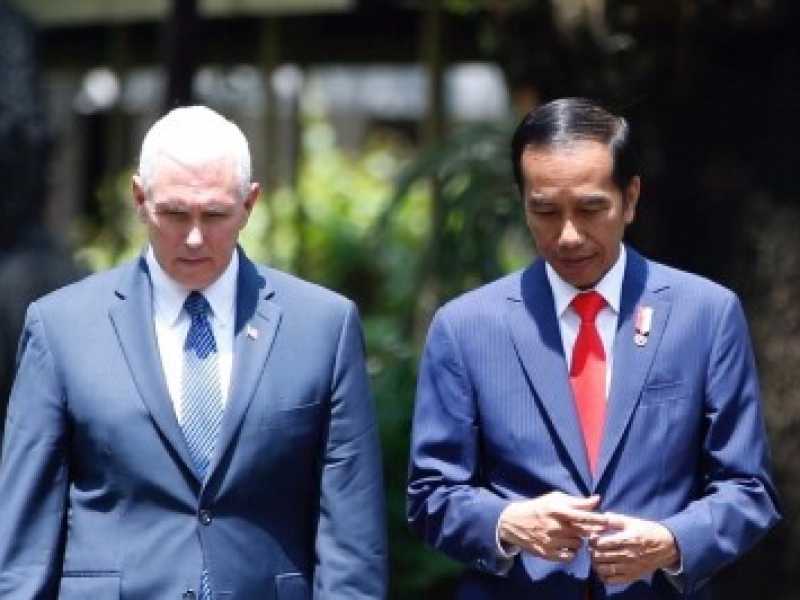 Mike Pence con Joko Widodo (foto LaPresse)