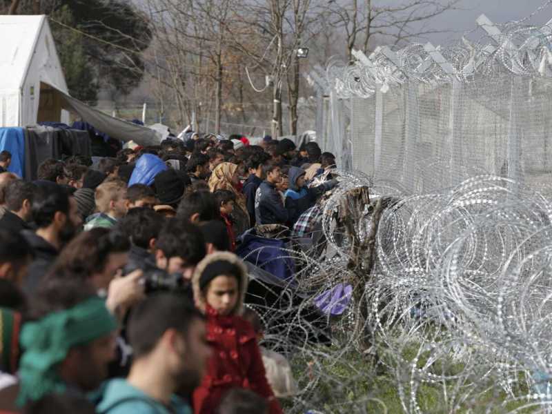 Migranti tra Grecia e Macedonia (foto LaPresse)