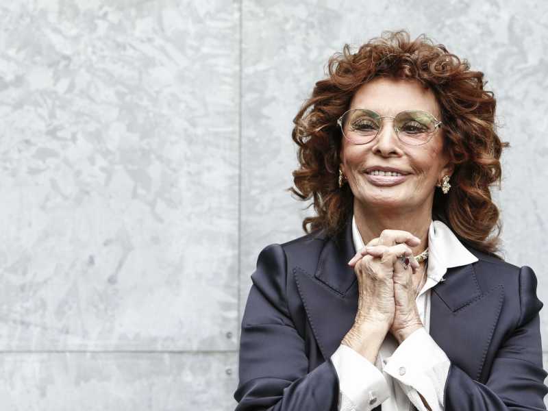 Sophia Loren, ospite alla sfilata di Giorgio Armani alla Settimana della Moda di Milano, collezione Primavera/Estate 2016 (foto LaPresse)