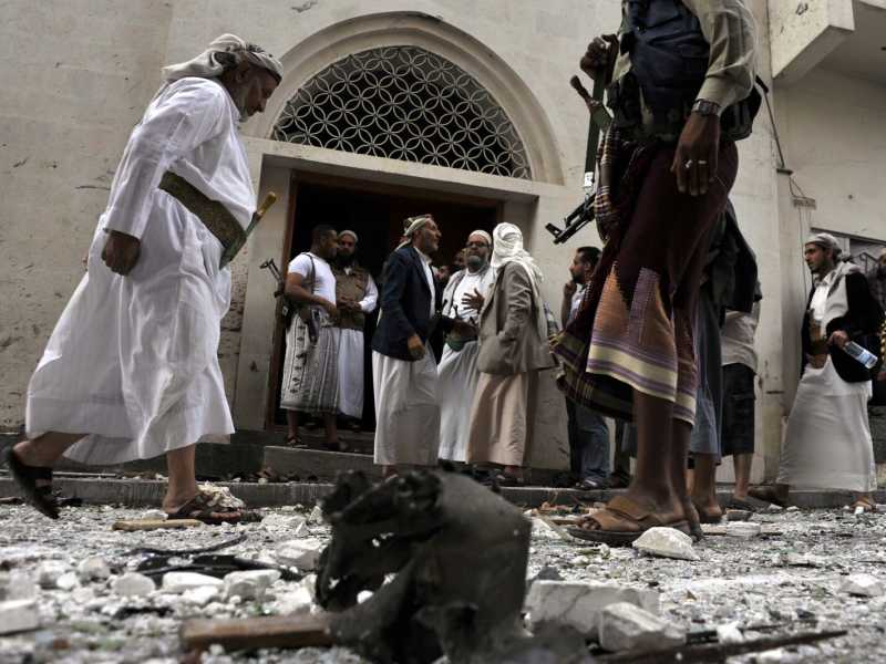 I resti di una moschea di Sanaa colpita da una bomba (foto LaPresse)