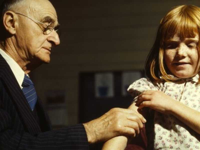 Un medico effettua una vaccinazione in Texas nel 1943