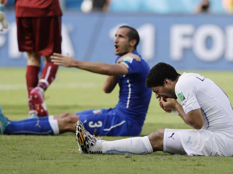 Lu&igrave;s Suarez e Giorgio Chiellini subito dopo il morso dell'attaccante dell'Uruguay (Foto La Presse)