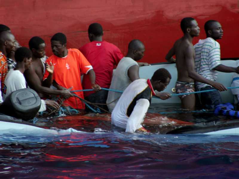 Si ribalta un altro barcone: centinaia i migranti in mare, decine i morti