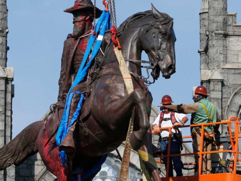 La statua del generale James E. B. Stuart dell&rsquo;esercito degli stati confederati rimossa a Richmond, in Virginia, dopo le proteste razziali (foto LaPresse)