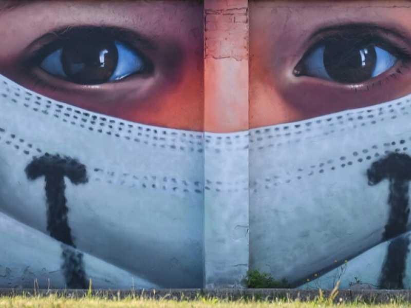 Murale in via Palizzi all'ingresso di Quarto Oggiaro realizzato dall'artista Cosimo Cheone e dedicato ai medici e al personale sanitario dell'ospedale Sacco di Milano (foto LaPresse)