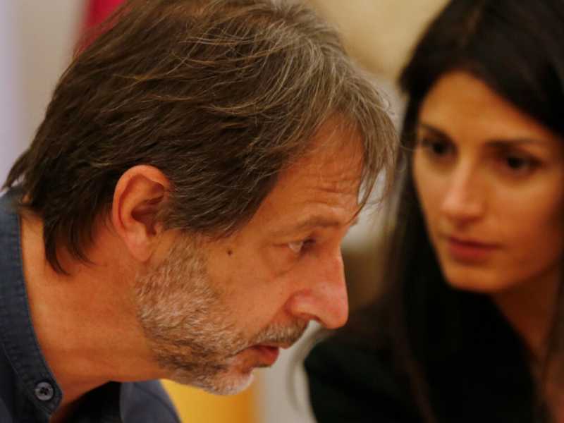 Luca Bergamo, vicesindaco di Roma, con Virginia Raggi (foto LaPresse)