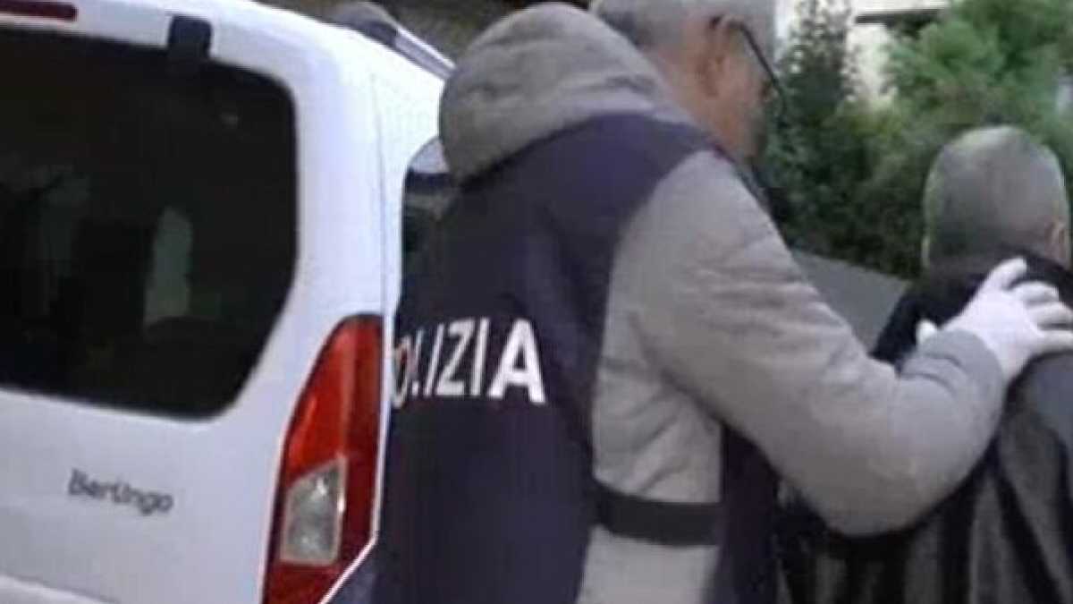 Immagine di L'Italia spiegata da un uomo che ha picchiato la moglie sul lungolago di Lecco
