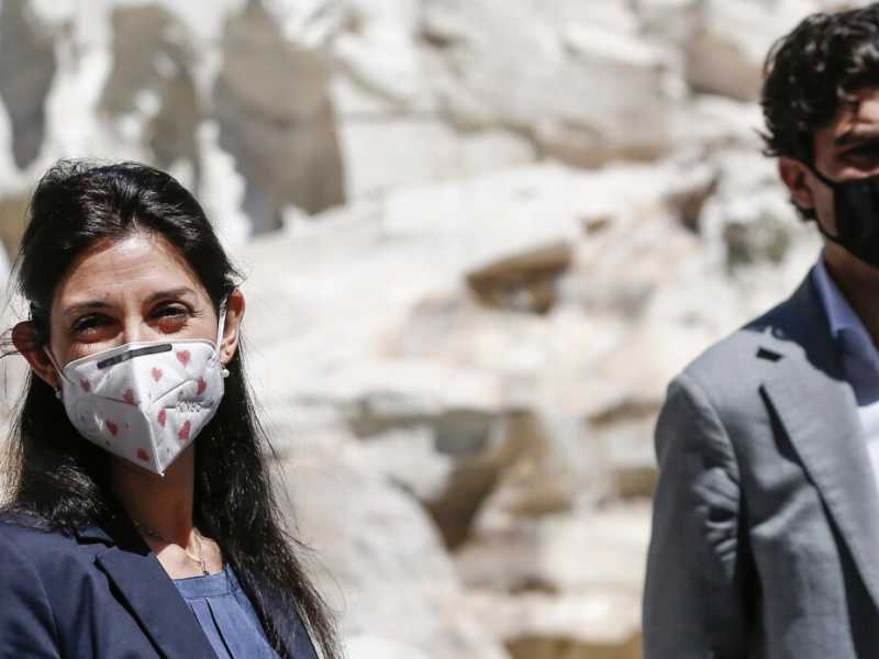 Enrico Stefano con Virginia Raggi (foto LaPresse)