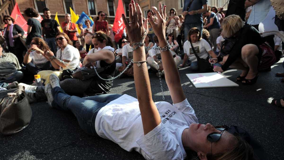 Immagine di Scuola, la carica dei centomila precari di Renzi. E poi i samurai bond