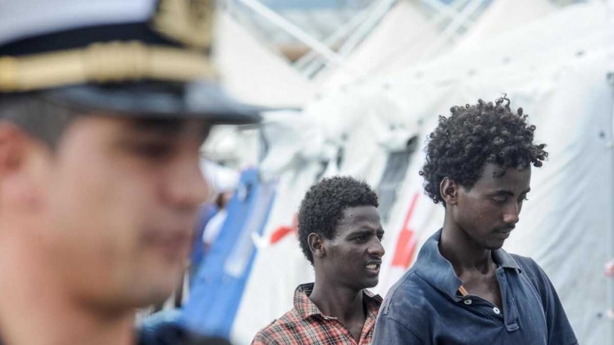 Immagine di Sanguino leggendo l’intervista al comandante generale della Guardia Costiera