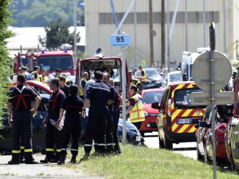 Forze dell'ordine e vigili del fuoco in azione nella zona industriale di Saint-Quentin-Fallavier